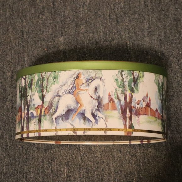 Oval Shaped Tin Godiva Chocolatier 2006 Measuring 9 3/8" x 6 7/8" x 4 3/16" - Picture 2 of 9